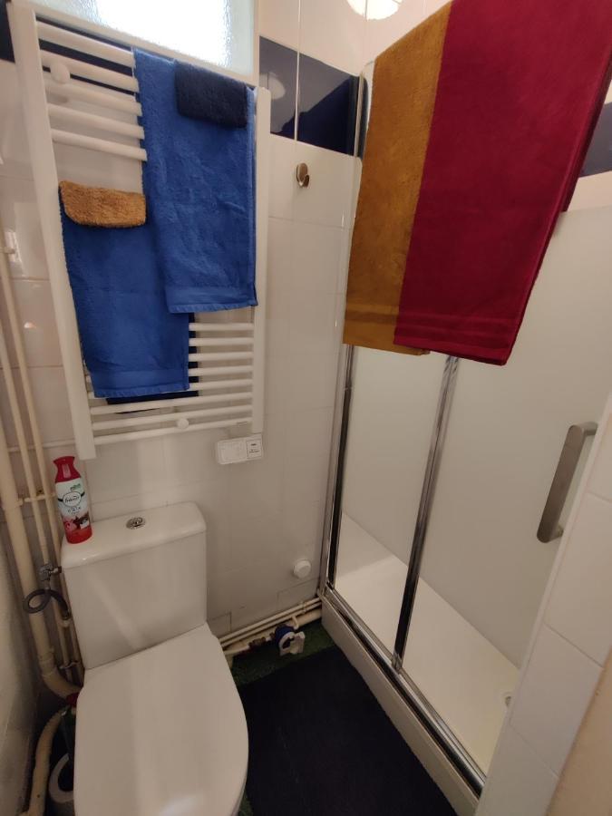 Romantic Tiny House Inside Montmartre باريس المظهر الخارجي الصورة